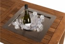 Den elegante vinkjøleren settes enkelt inn i håndtaket på peisbordet. Innsettbar vinkjøler finnes i kvadratisk eller rektangulær form, som enkelt kan byttes ut med den kvadratiske eller rektangulære innsettbare gassbrenneren på varme sommerdager. thumbnail