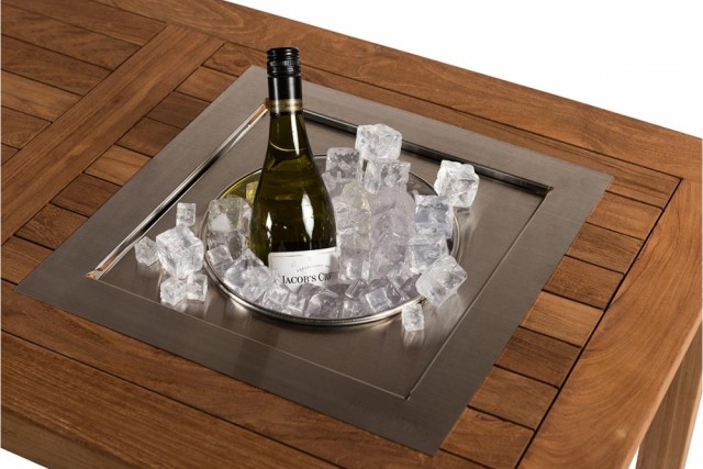 Den elegante vinkjøleren settes enkelt inn i håndtaket på peisbordet. Innsettbar vinkjøler finnes i kvadratisk eller rektangulær form, som enkelt kan byttes ut med den kvadratiske eller rektangulære innsettbare gassbrenneren på varme sommerdager.
