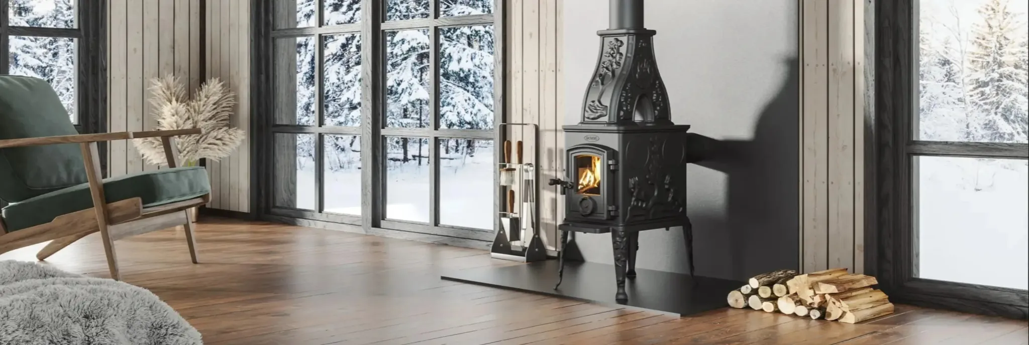 Dovre støpejernsovn med flammer i en stue med snødekte trær utenfor vinduene